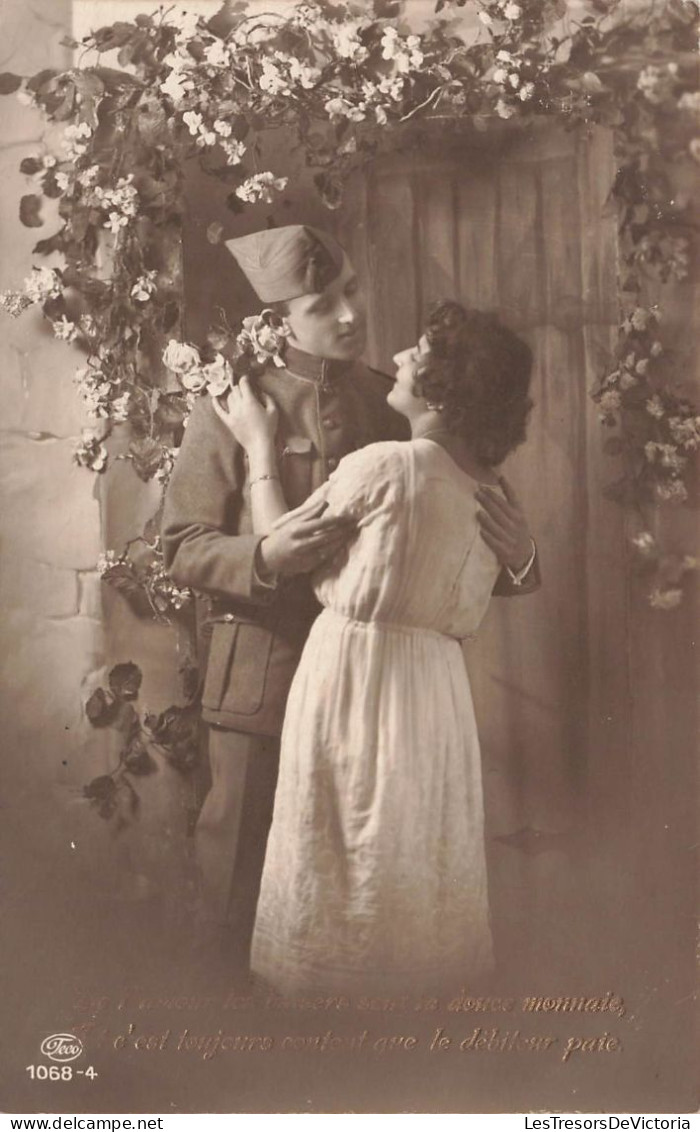 COUPLES - Un Jeune Couple Devant La Porte - Carte Postale Ancienne - Couples