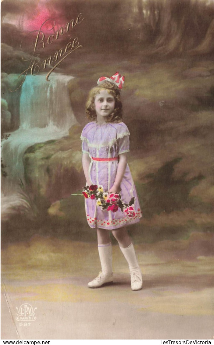 FETES ET VOEUX - Nouvel An - Une Petite Fille Tenant Un Bouquet De Fleurs - Colorisé - Carte Postale Ancienne - Neujahr