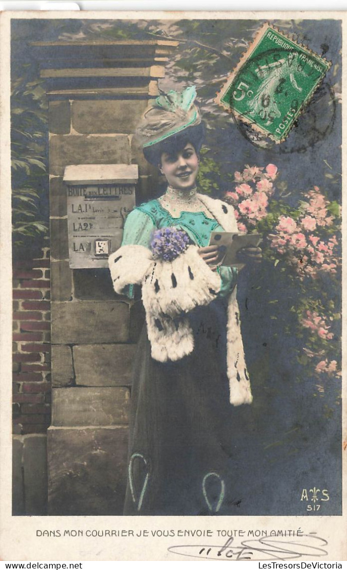 FANTAISIES - Femmes - Femme En Trainant Des Courriers Dans Sa Main - Carte Postale Ancienne - Mujeres