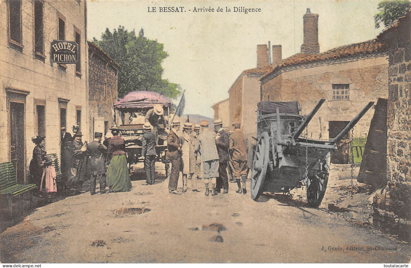 CPA 42 LE BESSAT ARRIVEE DE LA DILIGENCE Très Belle  Animée  Hotel Pichon  Colorisée - Autres & Non Classés