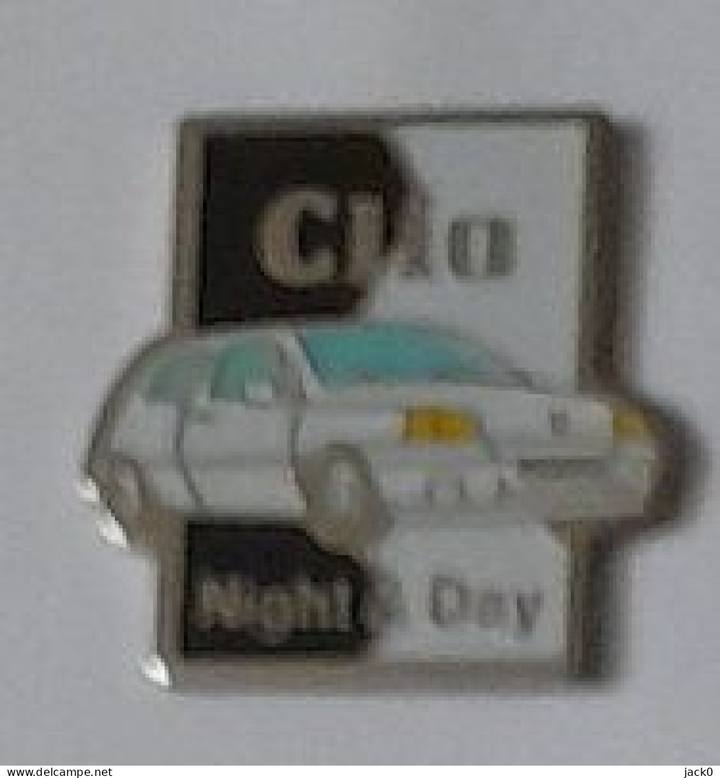 Pin's   Automobiles  RENAULT  CLIO  Blanche  Night - Day - Renault