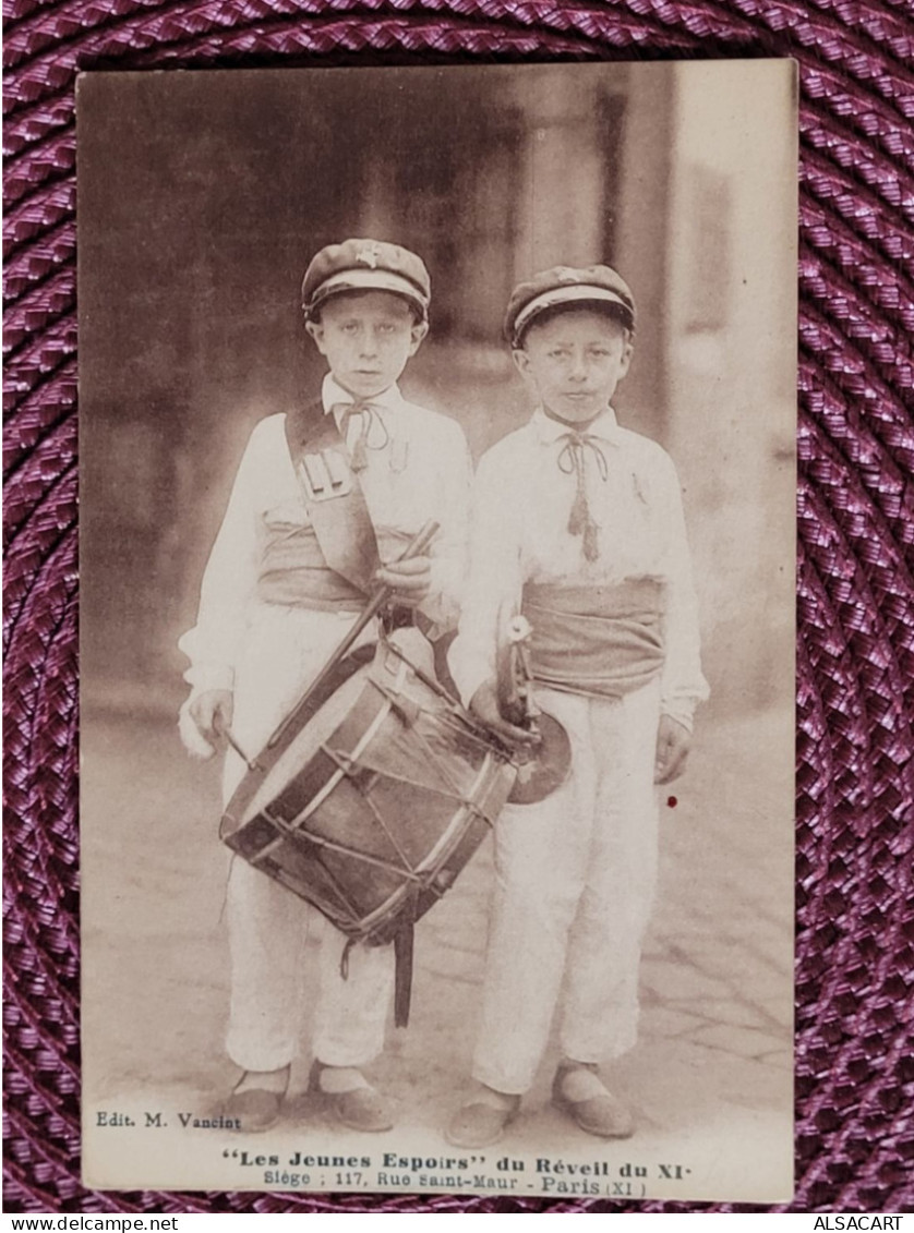 Paris , Les Jeunes Espoir Du Réveil Du XI Ieme , Rue St Maur , 2 Jeunes Et Leur Tambour - Distrito: 11