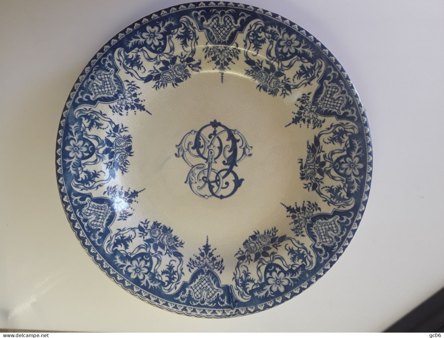 Ancien Plat Ou  Assiette Creuse De La Faïencerie De Gien Avec Estampille Du 19ème - Gien (FRA)