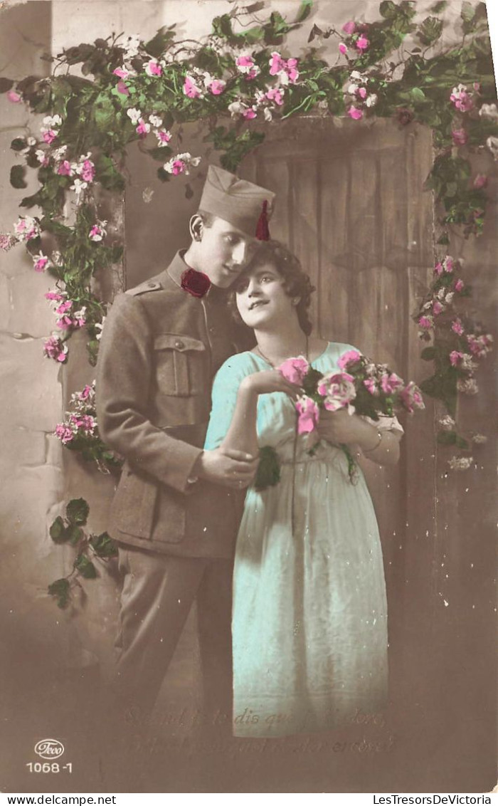 COUPLES - Un Couple Se Tenant Devant La Porte Décorée Par Des Fleurs  - Colorisé - Carte Postale Ancienne - Coppie