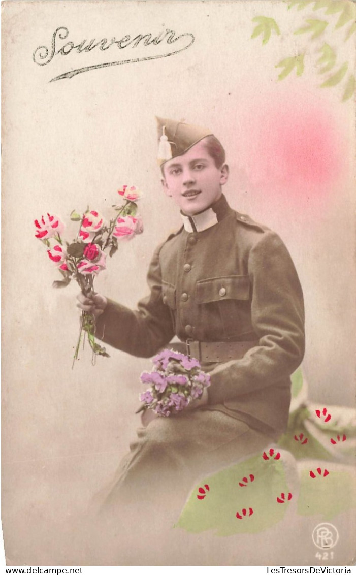 FANTAISIES - Souvenir - Un Militaire Tenant Un Bouquet De Fleurs - Colorisé - Carte Postale Ancienne - Hombres