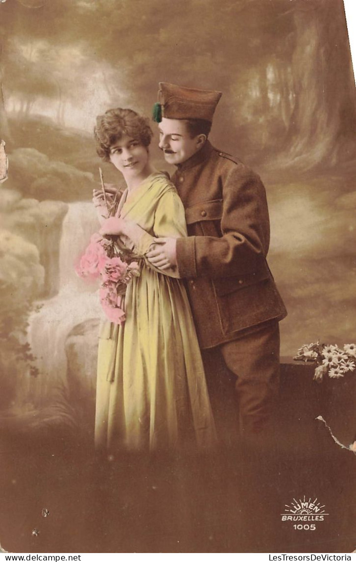 COUPLES - Un Militaire Et Sa Fiancée - Colorisé - Carte Postale Ancienne - Parejas