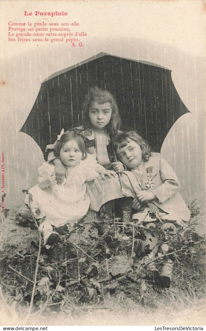 ENFANTS - Petites Filles - Le Parapluie - Sous La Pluie - Carte Postale Ancienne - Autres & Non Classés