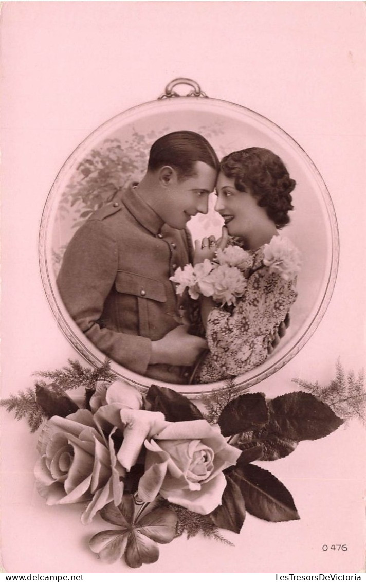 COUPLES - Un Couple Tenant Un Bouquet De Fleurs, Se Regardant Dans Les Yeux - Carte Postale Ancienne - Paare