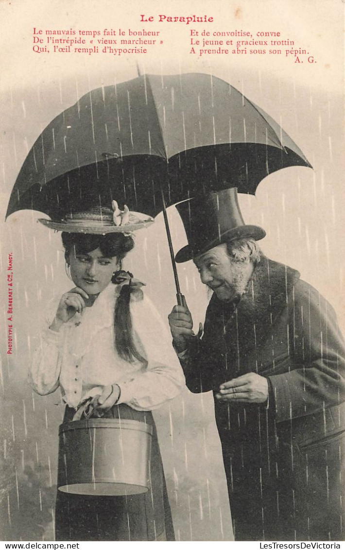 COUPLES - Le Parapluie - Homme Aidant Une Femme - Carte Postale Ancienne - Paare