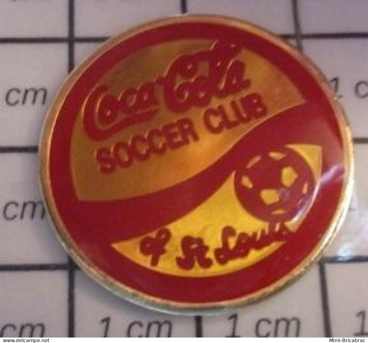 211A Pin's Pins / Beau Et Rare / COCA-COLA / ST LOUIS SOCCER CLUB Le Vrai Football Qui Se Joue Avec Les Pieds ! - Coca-Cola