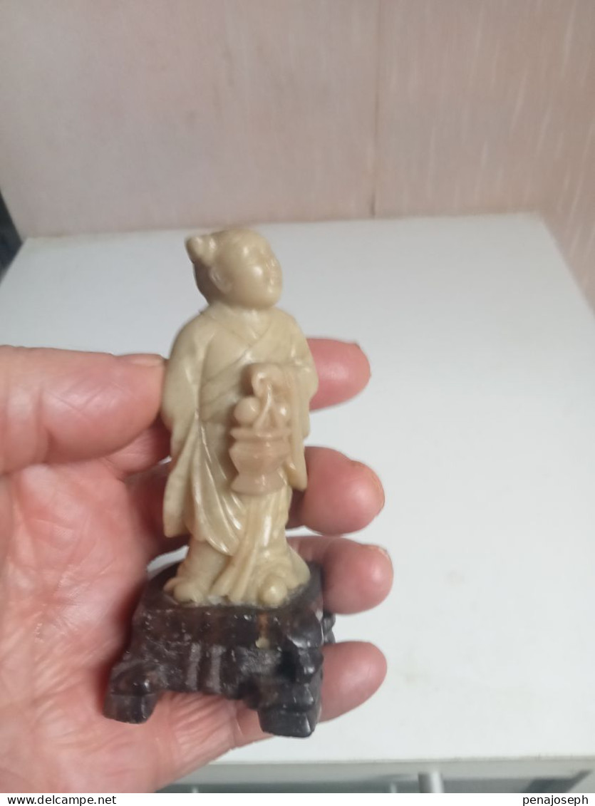 statuette asiatique, art du XIXème, en pierre vert  hauteur 10 cm