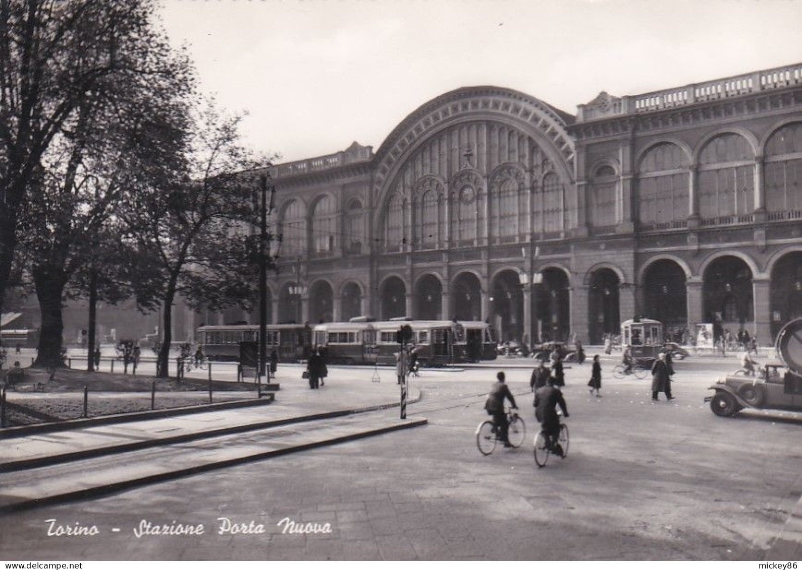 Italie -- TORINO --1951-- Stazione Porta Nuova   (animée ,vélos, Voitures , Autocar ) - Stazione Porta Nuova