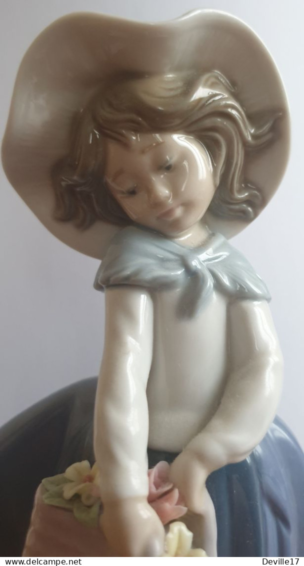 BELLE FIGURINE DE FEMME EN PORCELAINE DE LLADRO 1983