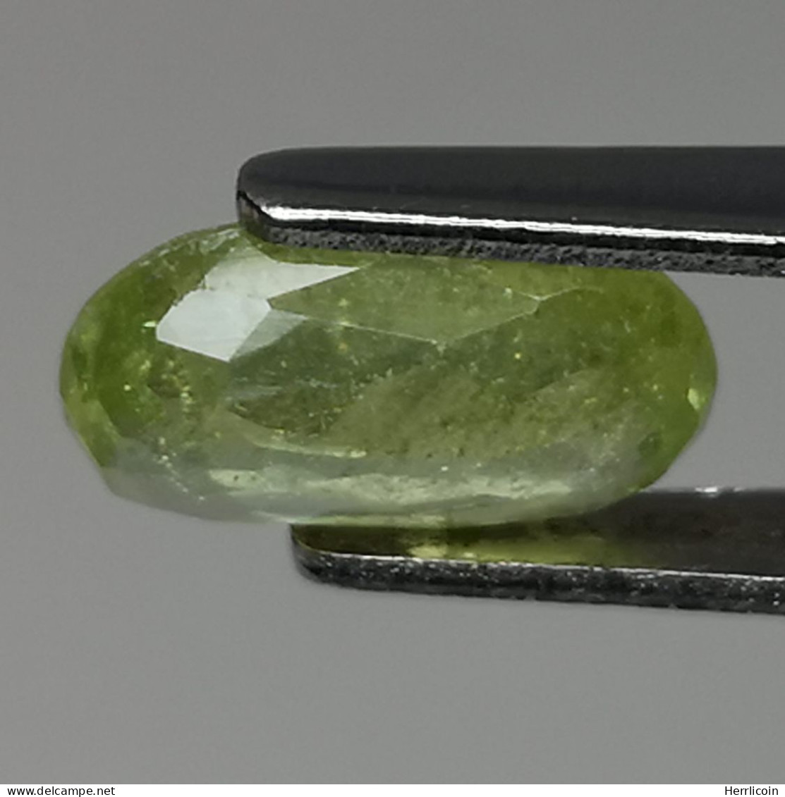 Sphène naturel de Madagascar- Ovale 1.10 Carat - 8.6 x 5.4 x 2.6 mm