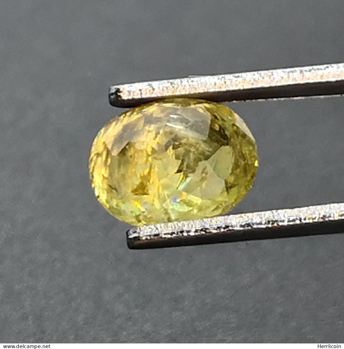 Sphène naturel de Madagascar- Ovale 1.15 Carat - 6.8 x 5.2 x 3.7 mm