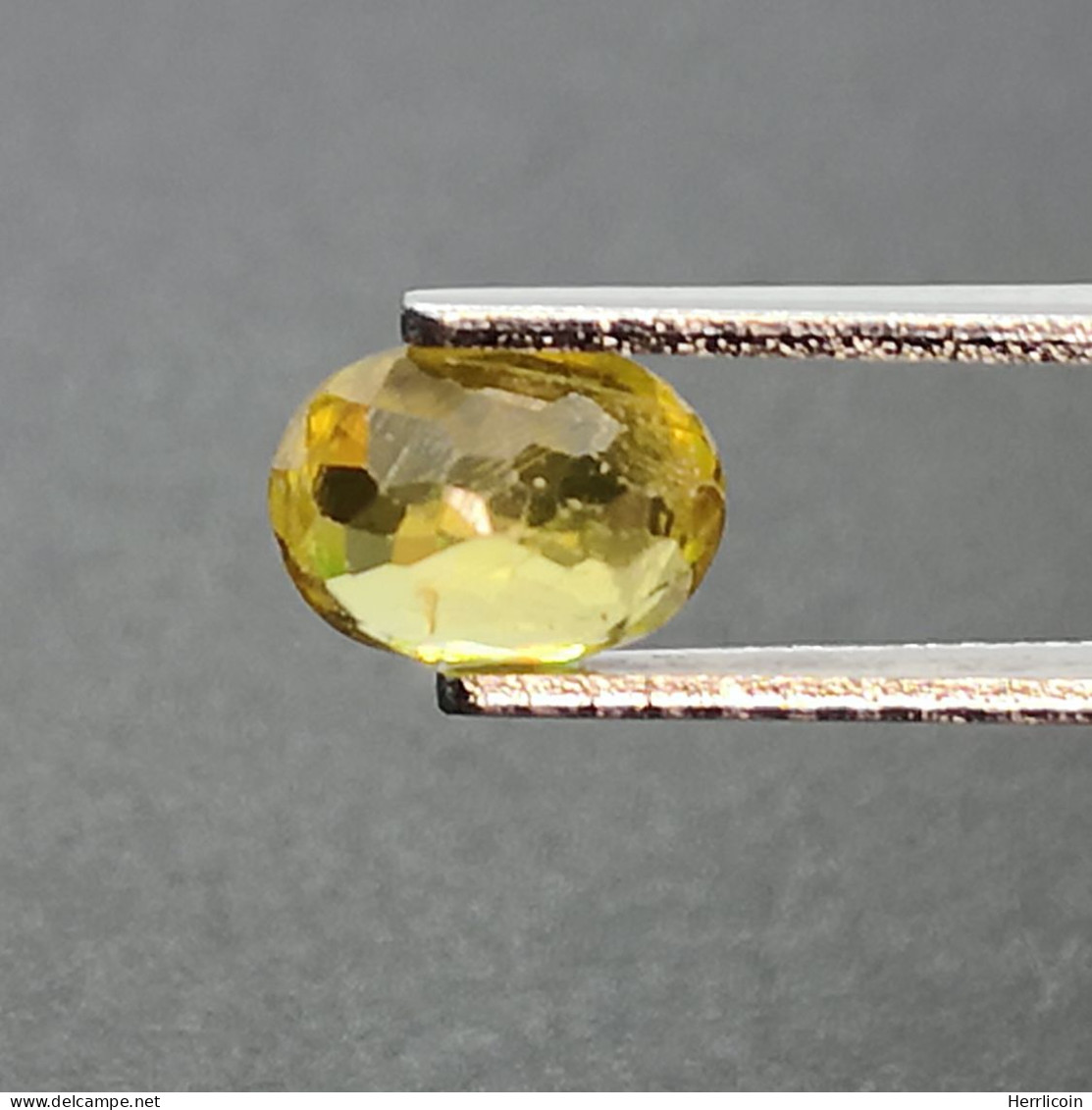 Sphène naturel de Madagascar- Ovale 0.87 Carat - 6.8 x 5.0 x 3.0 mm