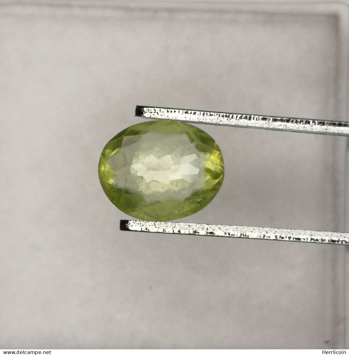 Sphène naturel de Madagascar- Ovale 0.88 Carat - 7.5 x 6 x 2.3 mm