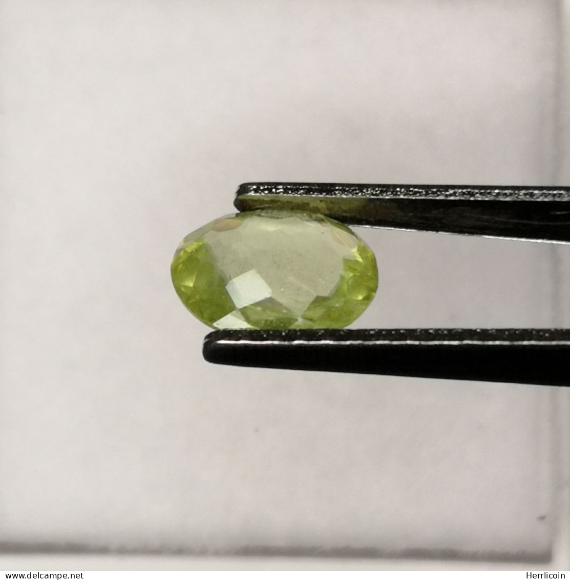 Sphène naturel de Madagascar- Ovale 0.88 Carat - 7.5 x 6 x 2.3 mm