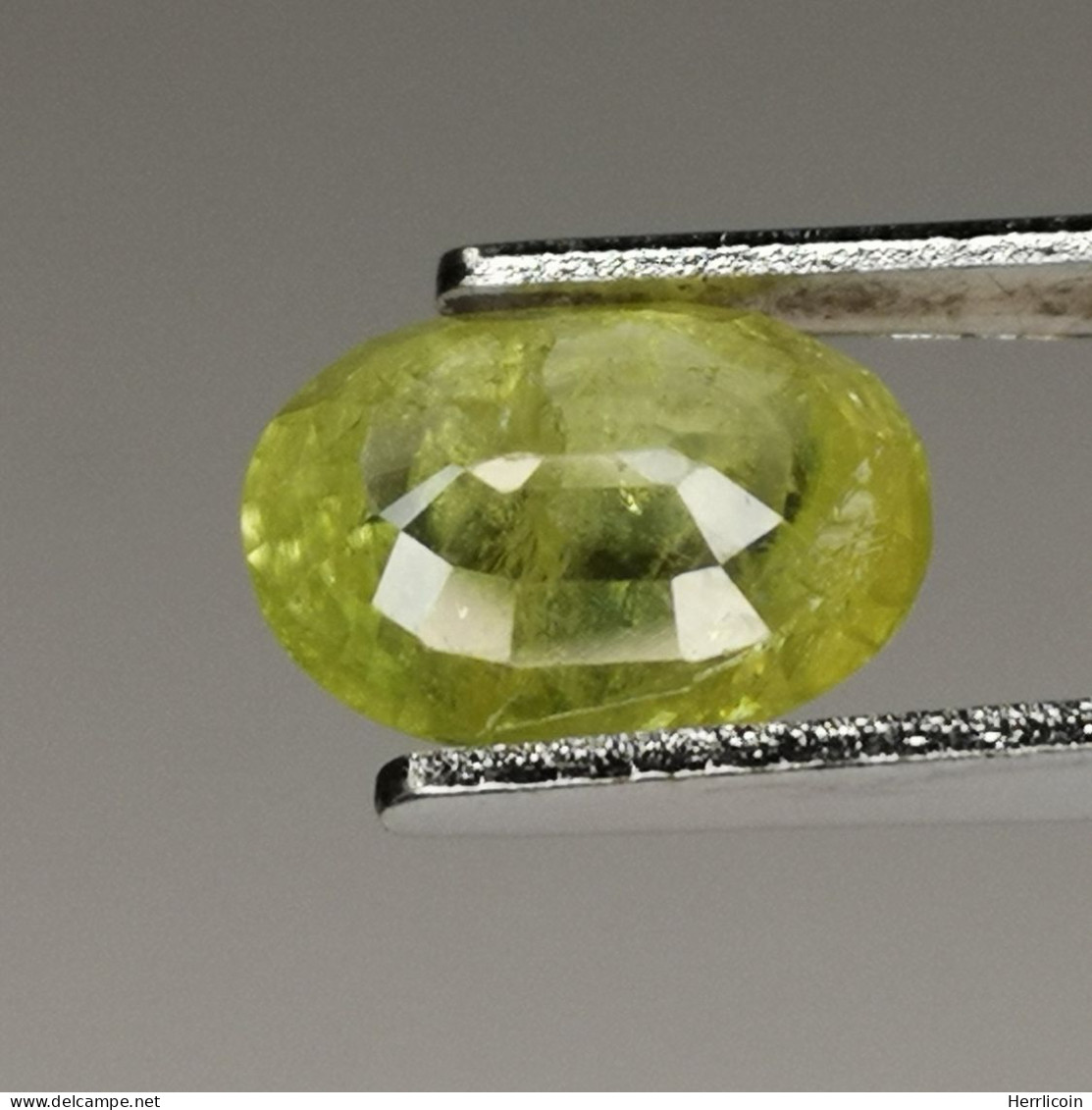 Sphène naturel de Madagascar- Coupe ovale 1.62 Carat -  8.7 x 6.3 x 3.4 mm