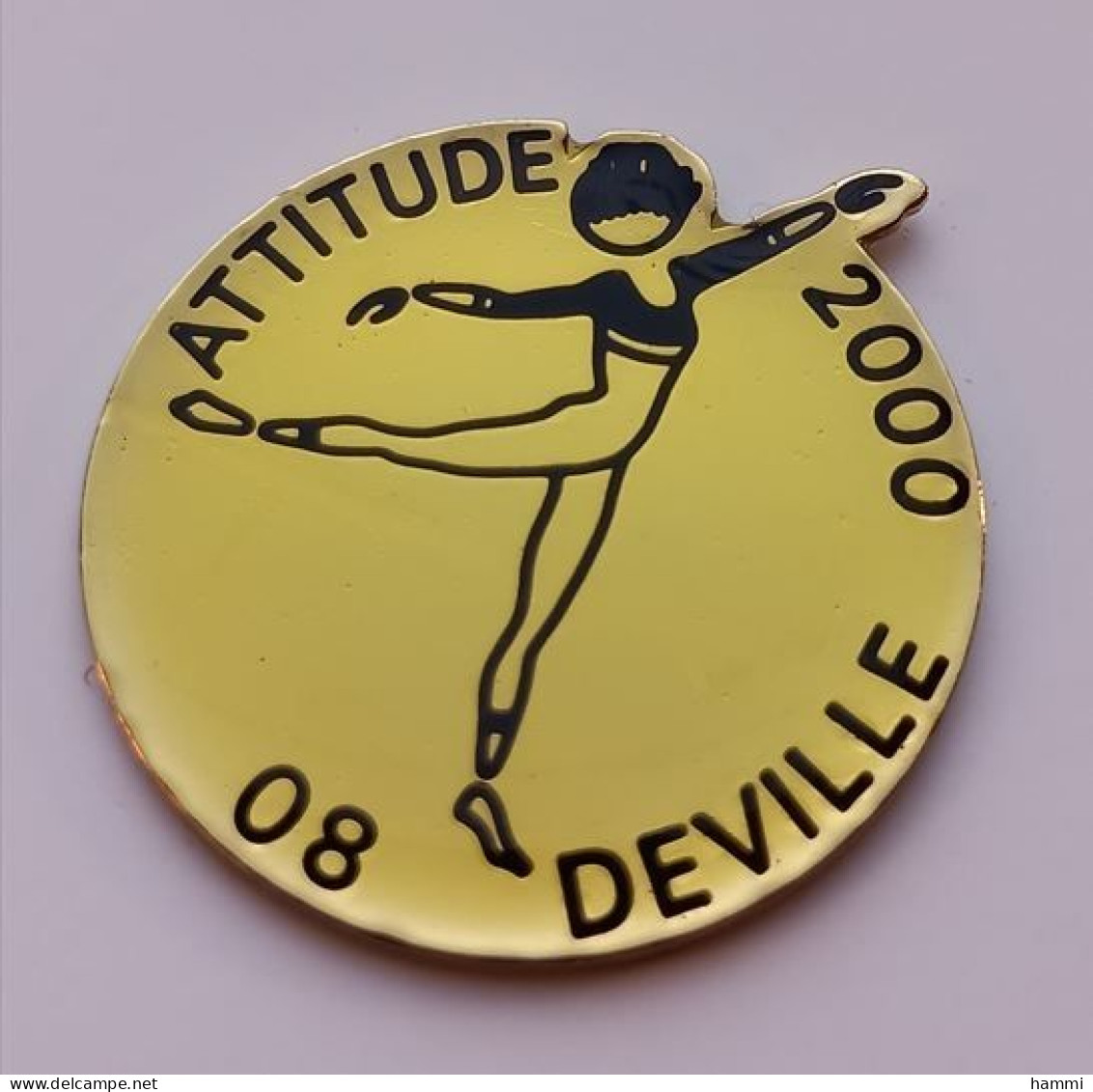 AA390 Pin's Gym Gymnastique Danse Attitude 2000 Deville Ardennes Pin'up Fille Achat Immédiat - Gymnastik