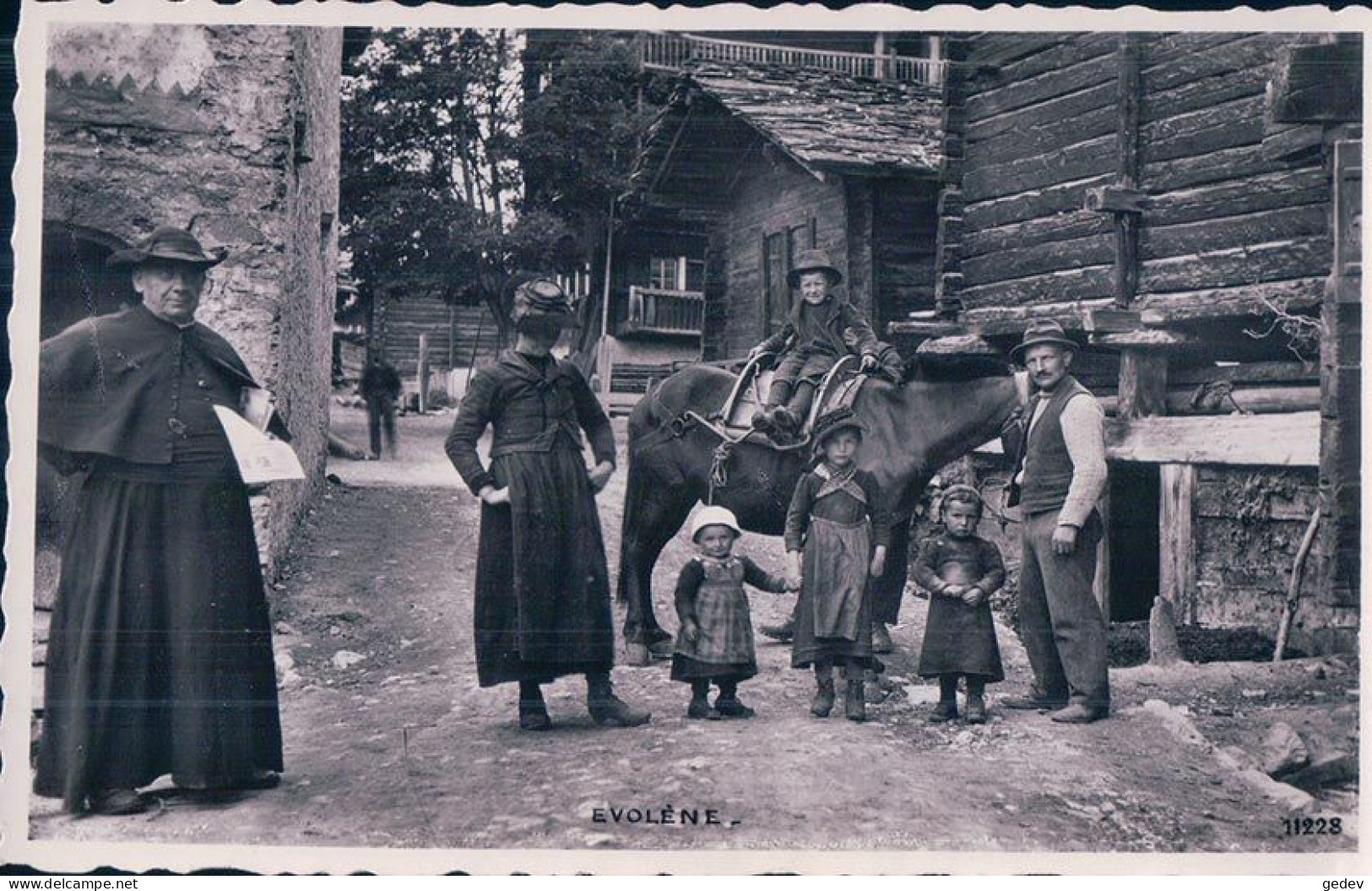 Evolène VS Val D'Hérens, Curé, Famille Et Mulet (11228) - Evolène