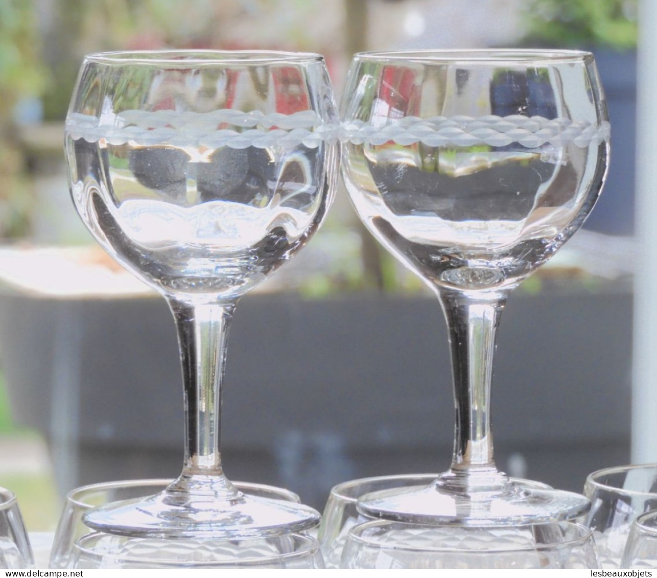 -12 VERRES BALLON à PIEDS En VERRE Avec Fine FRISE Gravée  Déco TABLE 1950/60     E - Glass & Crystal