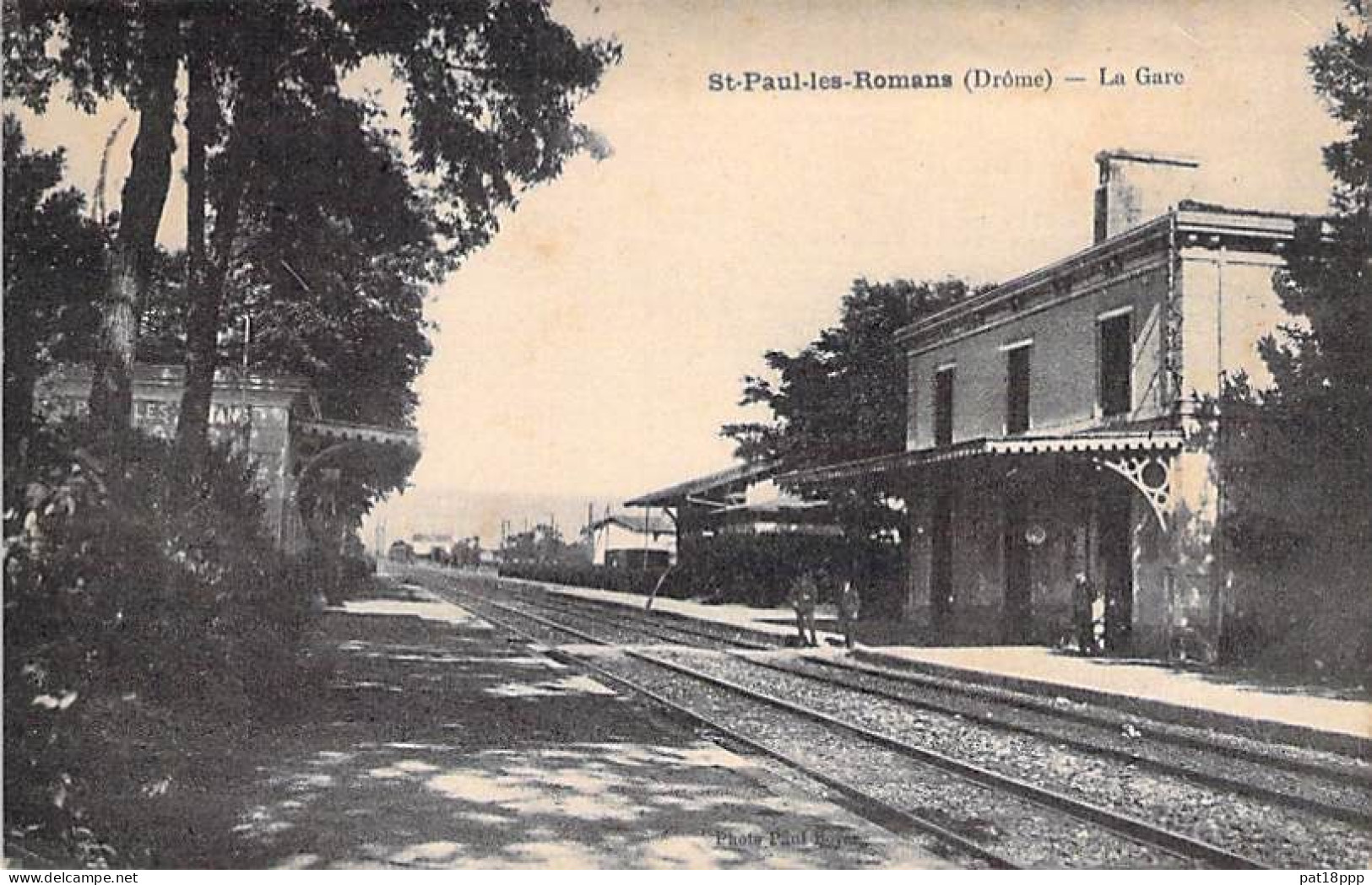 TRANSPORTS - GARE Sans TRAIN - 26 - ST PAUL LES ROMANS : La Gare - Vue à Partir Des Quais - CPA - Drôme - Stations - Zonder Treinen