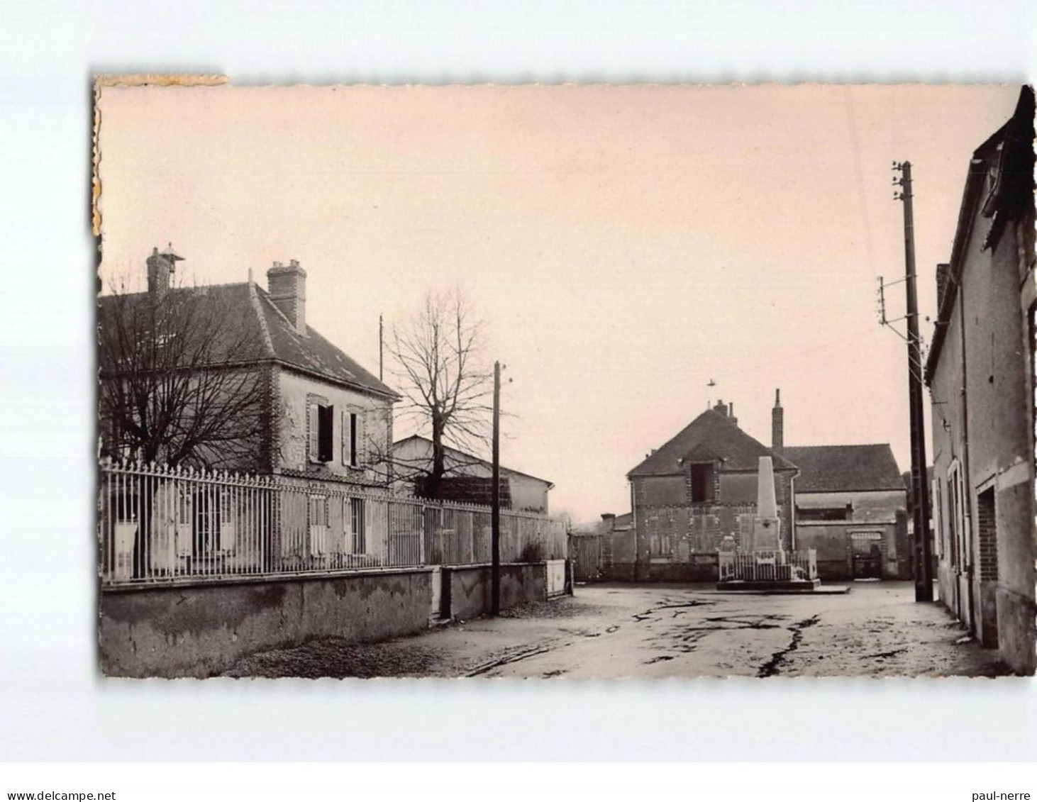 ST CLEMENT : La Mairie Et Le Monument Aux Morts - Très Bon état - Saint Clement