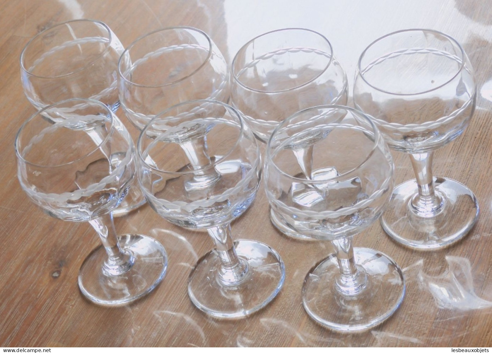 -7 VERRES BALLONS à PIEDS En VERRE Avec Fine FRISE Gravée  Déco TABLE 1950/60     E - Vidrio & Cristal