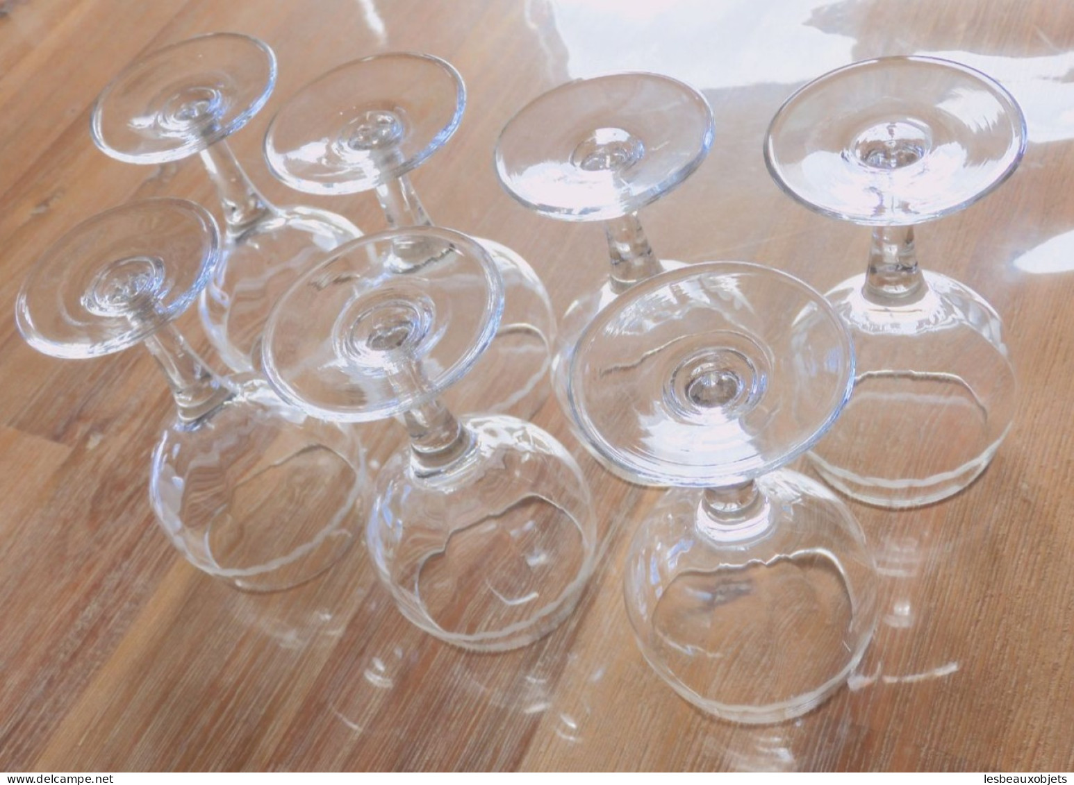 -7 VERRES BALLONS à PIEDS en VERRE avec Fine FRISE Gravée  déco TABLE 1950/60     E