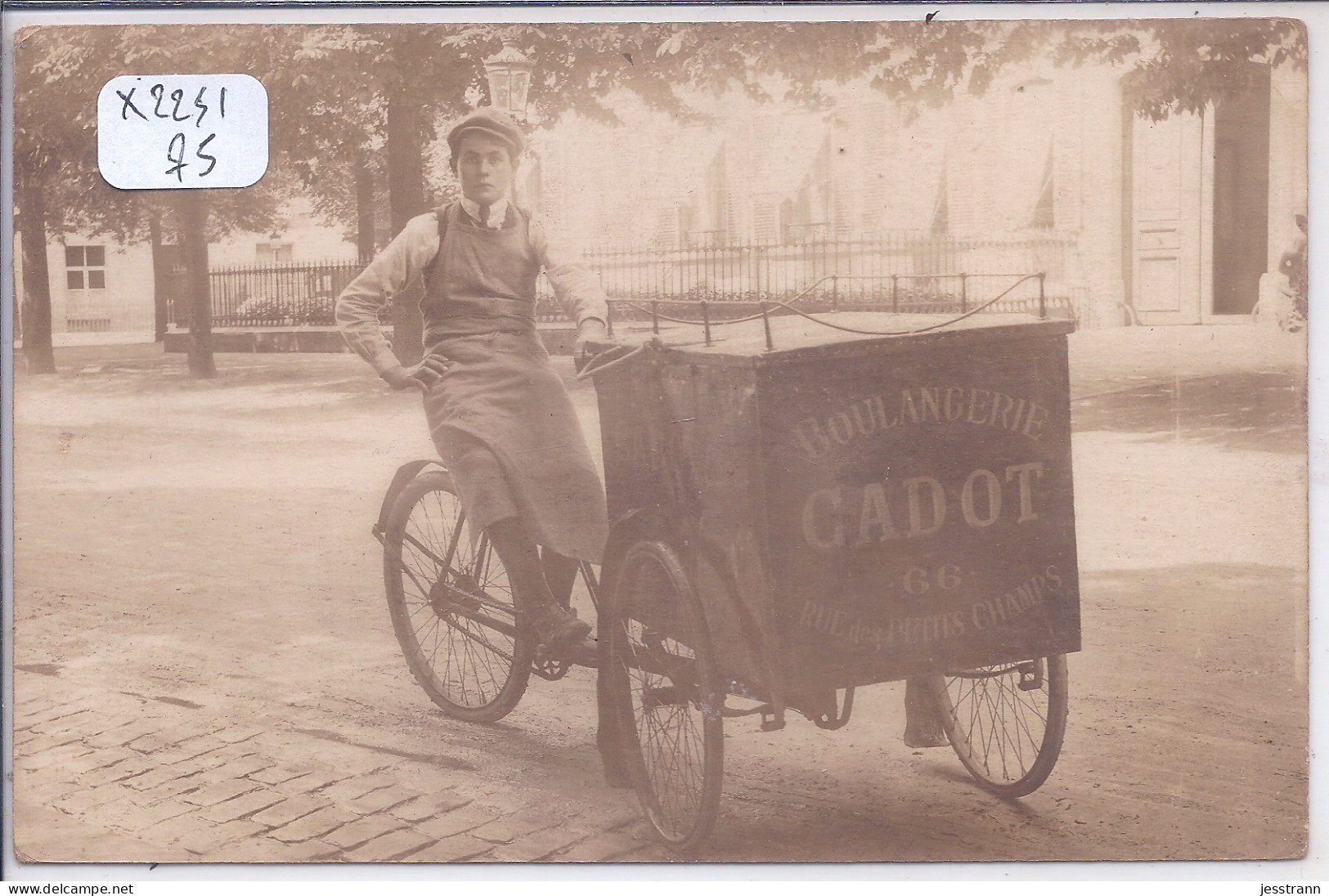 PARIS II EME- CARTE-PHOTO- M RENE LALOUETTE FIER DE SON TRIPORTEUR DE LA BOULANGERIE CADOT- 66 RUE DES PETITS CHAMPS - Arrondissement: 02