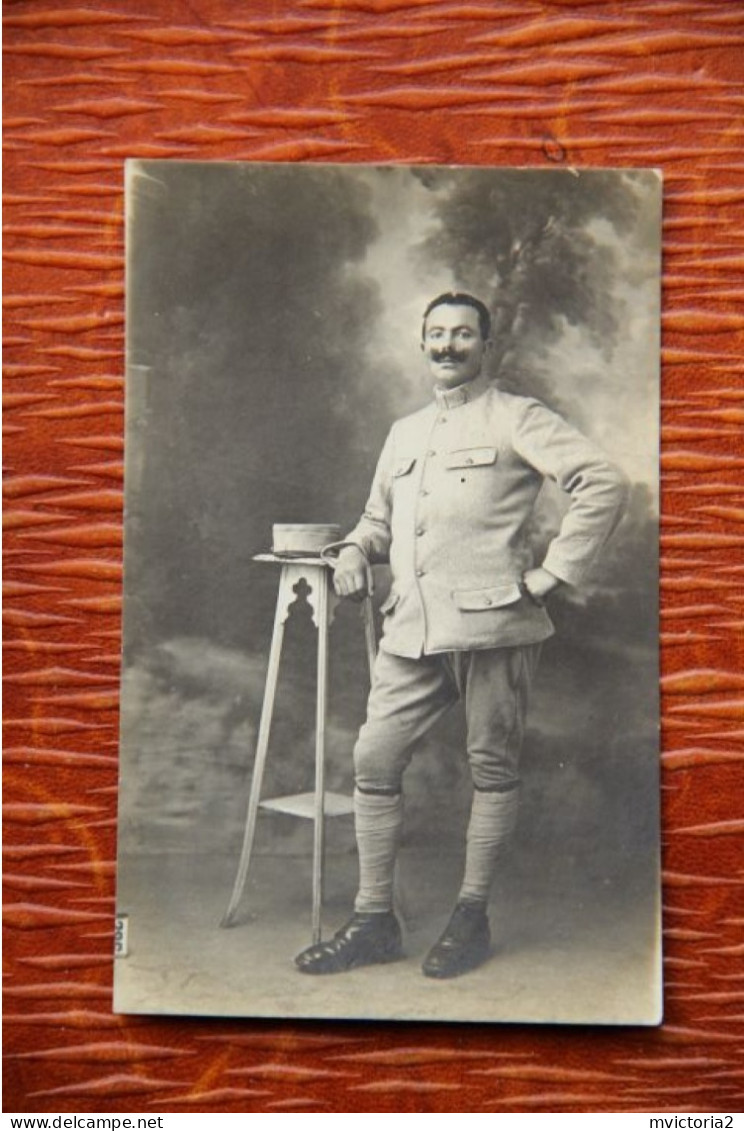 MILITARIA : Carte Photo D'un Soldat  ( 114 Sur Le Col) - Personnages