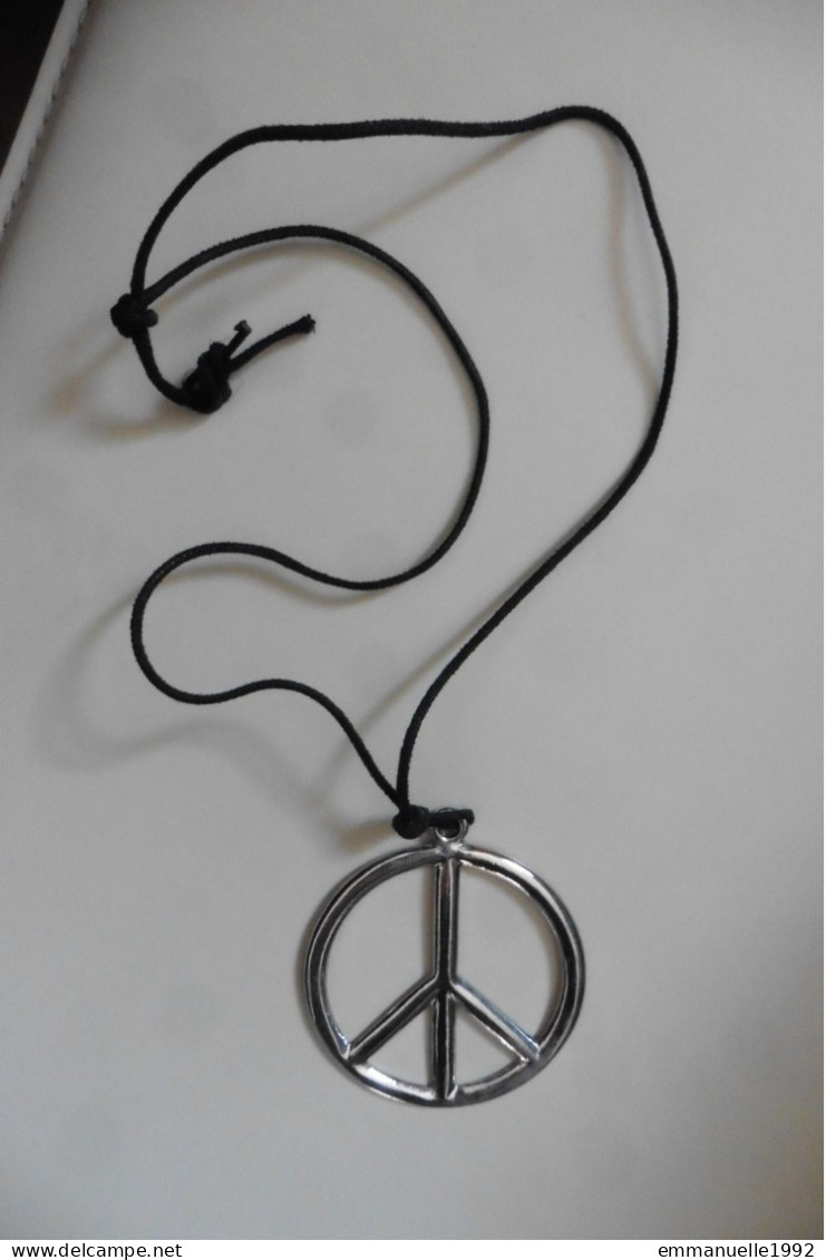 Collier Pendentif Rond En Métal Argenté Signe De La Paix Sur Cordon Noir Longueur Réglable - Kettingen