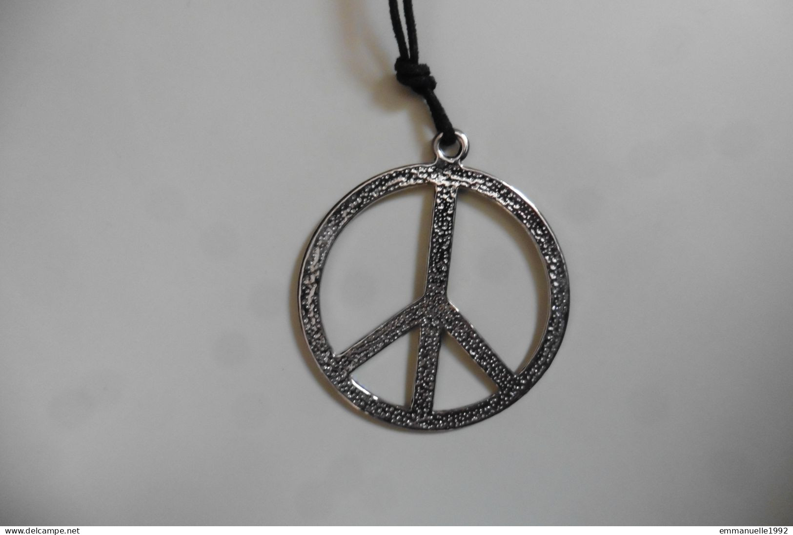 Collier Pendentif Rond En Métal Argenté Signe De La Paix Sur Cordon Noir Longueur Réglable - Halsketten