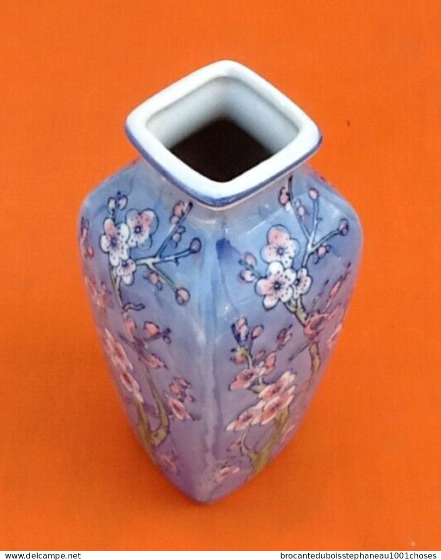 Vase De Forme Carrée  Porcelaine Asiatique à Décor D' Oiseaux Branchés / Fleurs De Lotus - Vases