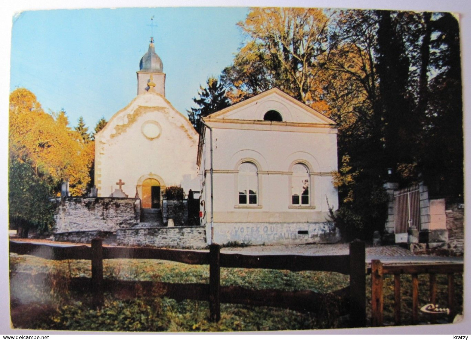 BELGIQUE - LUXEMBOURG - BERTRIX - CUGNON - L'Eglise Et La Maison Communale - Bertrix