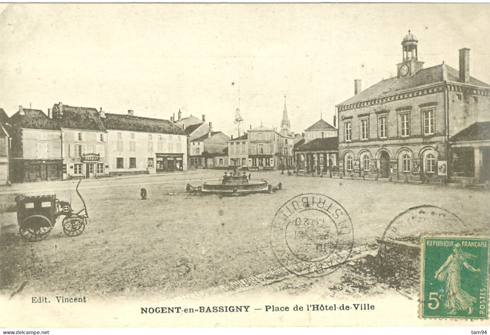 (52) Nogent-en-Bassigny : Place De L'Hôtel De Ville - Nogent-en-Bassigny