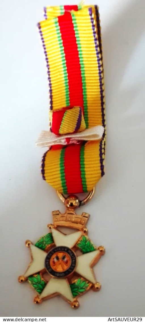 MEDAILLE OEUVRE DES VIEUX MILITAIRES Diamètre 2cm - France