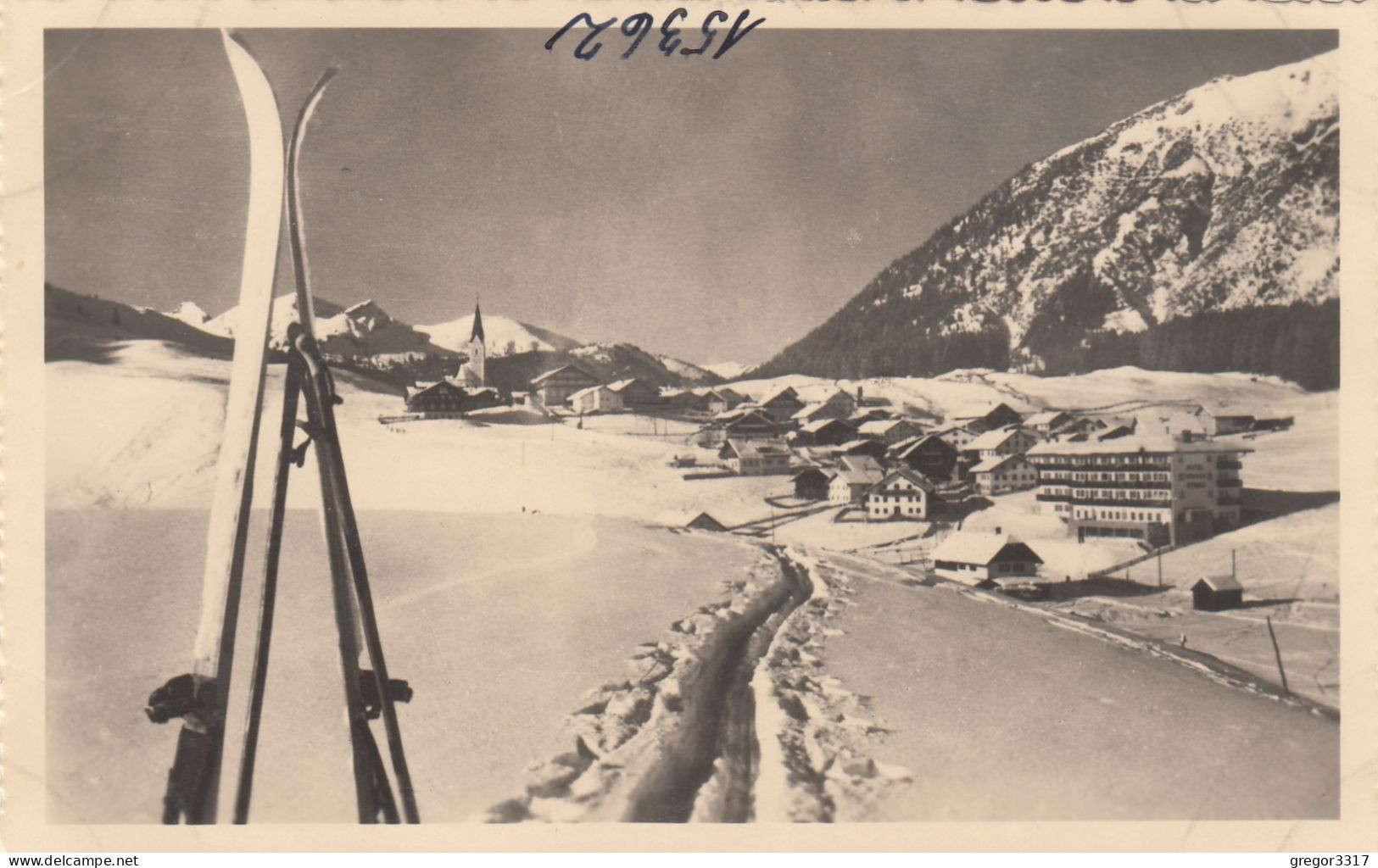 E3545) BERWANG - Ausserfern Tirol  - Ski Im Vordergrund Und Blick Auf Häuser ALT! - Berwang