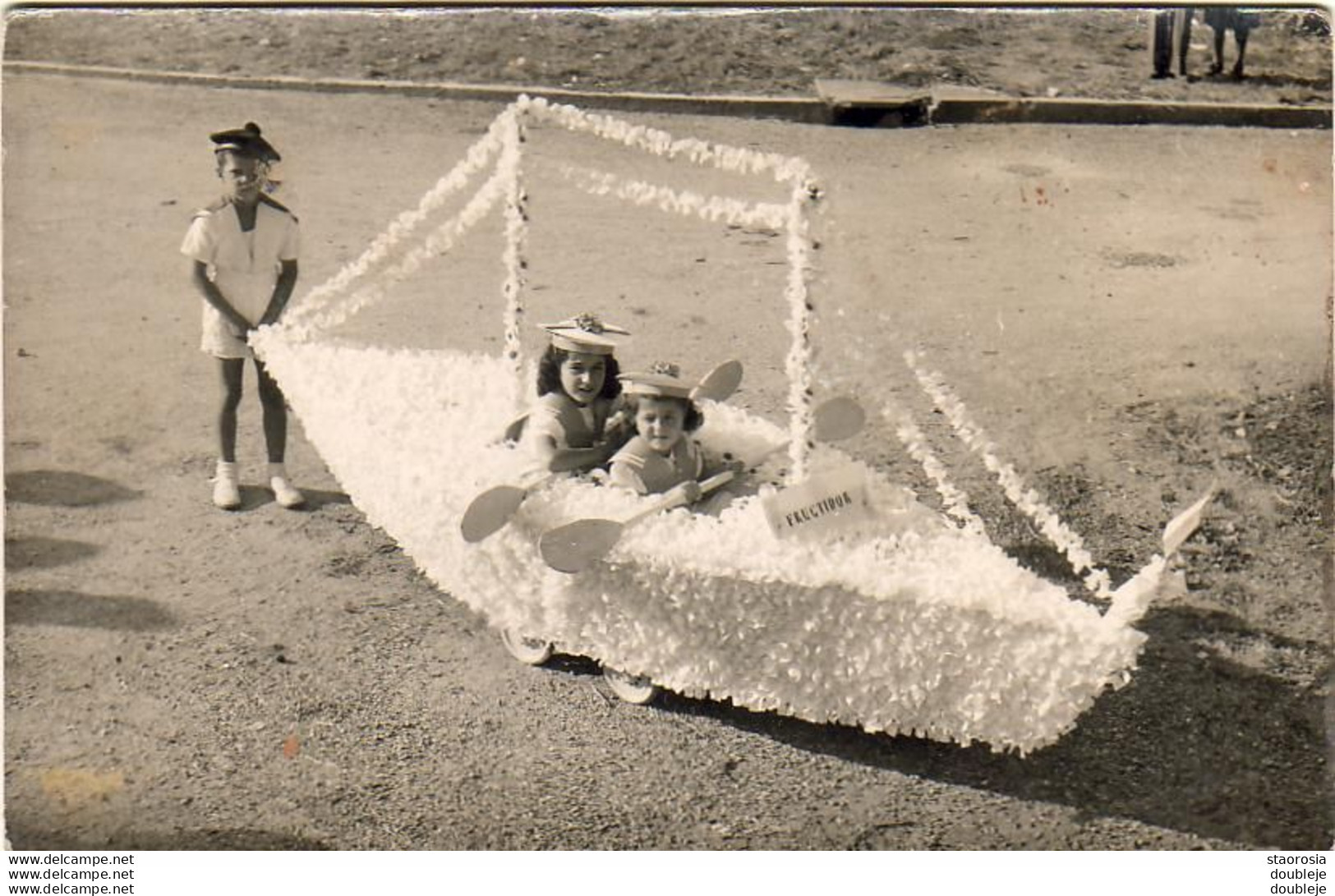 D47  AGEN    Trois Enfants En Costume De Marin Dans Le Bateau FRUCTIDOR  ...........  PHOTO - Carnaval