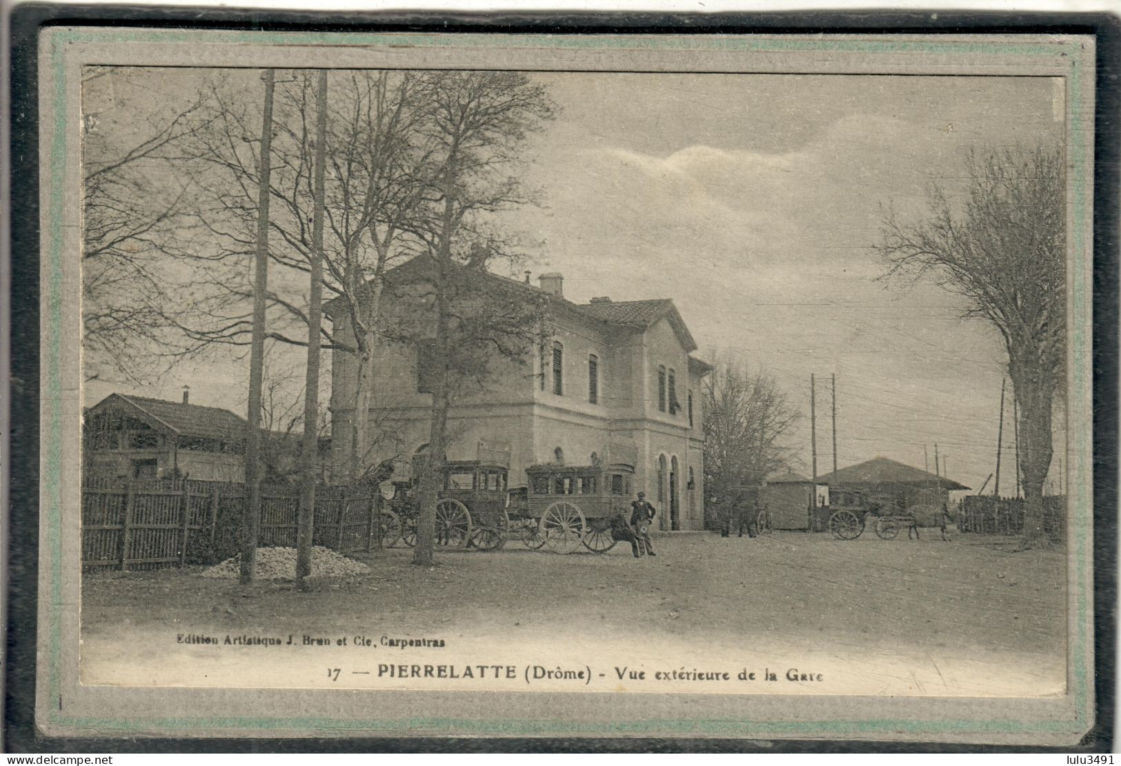 CPA - PIERRELATTE (26) - Aspect De La Gare Et Des Conducteurs De Calèches Attendant L'arrivée Du Train En 1919 - Pierrelatte