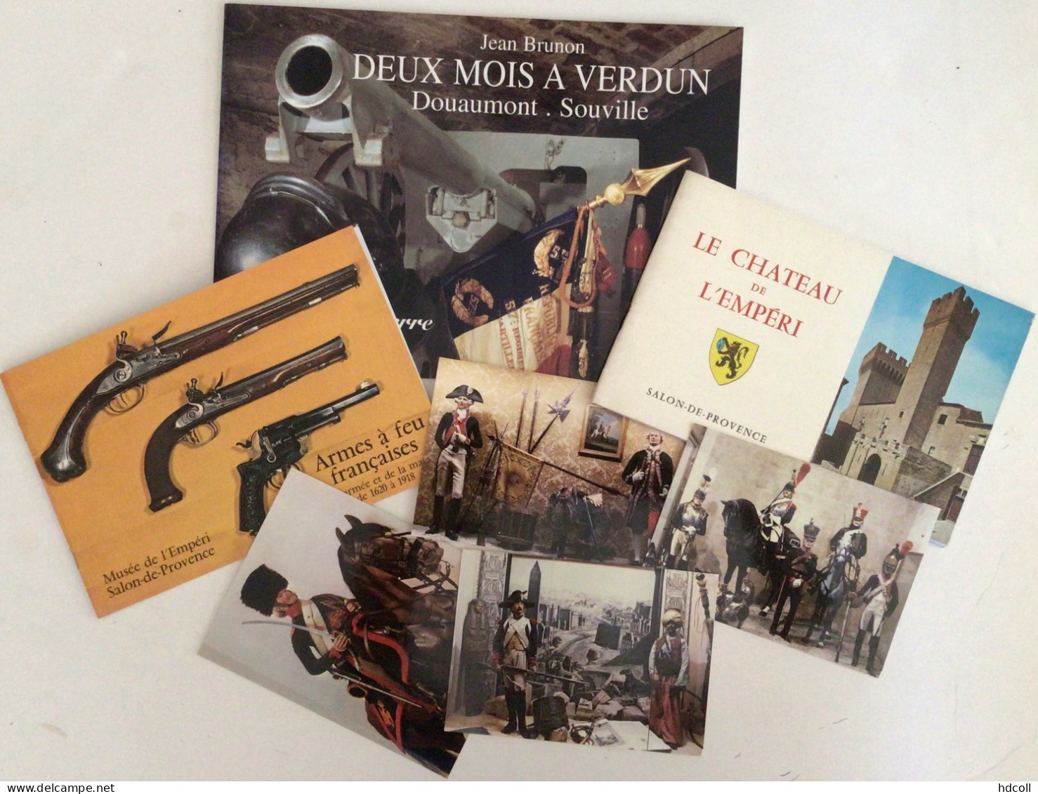 Lot MUSÉE EMPERI LIVRES ARMES, CHÂTEAU, DEUX MOIS A VERDUN De Jean Brunon + Cartes Postales Uniforme - Französisch