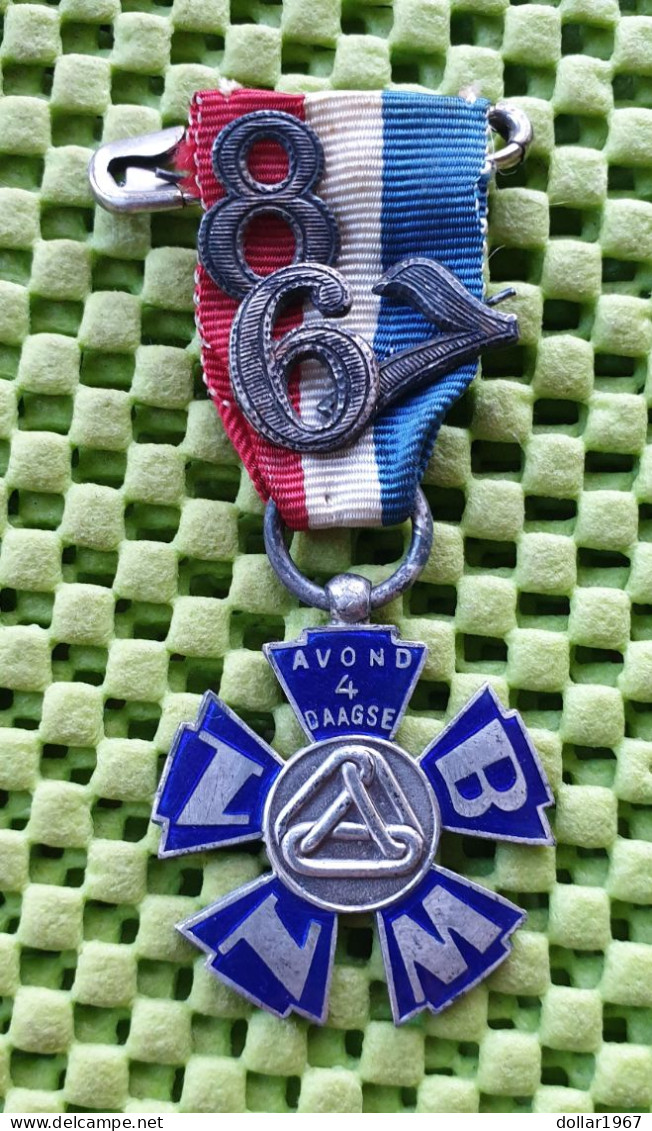 Medaille - Avondvierdaagse N.N.W.B. Noord Nederlandse Wandelbond ( Alu.) + 6+7+8  .-  Original Foto  !! Medallion Dutch - Other & Unclassified