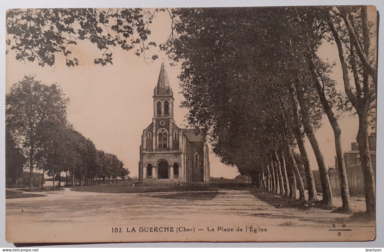LA GUERCHE (18 Cher) - Place De L'Eglise - La Guerche Sur L'Aubois