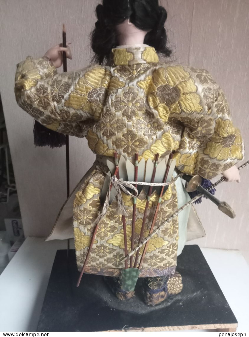 statuette ancienne samourai en habit de soie hauteur 34 cm