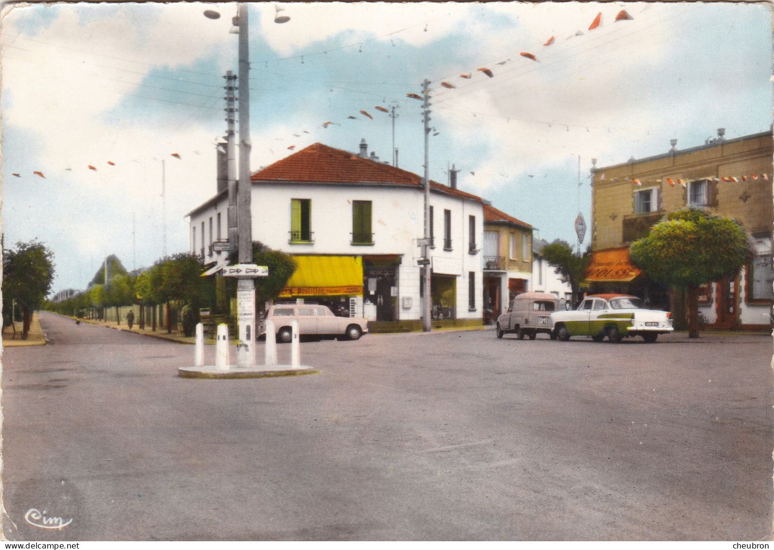 95. GOUSSAINVILLE. CPA. PLACE HENRI BARBUSSE. VOITURES EN STATIONNEMENT. ANNÉE 1963 + TEXTE - Goussainville