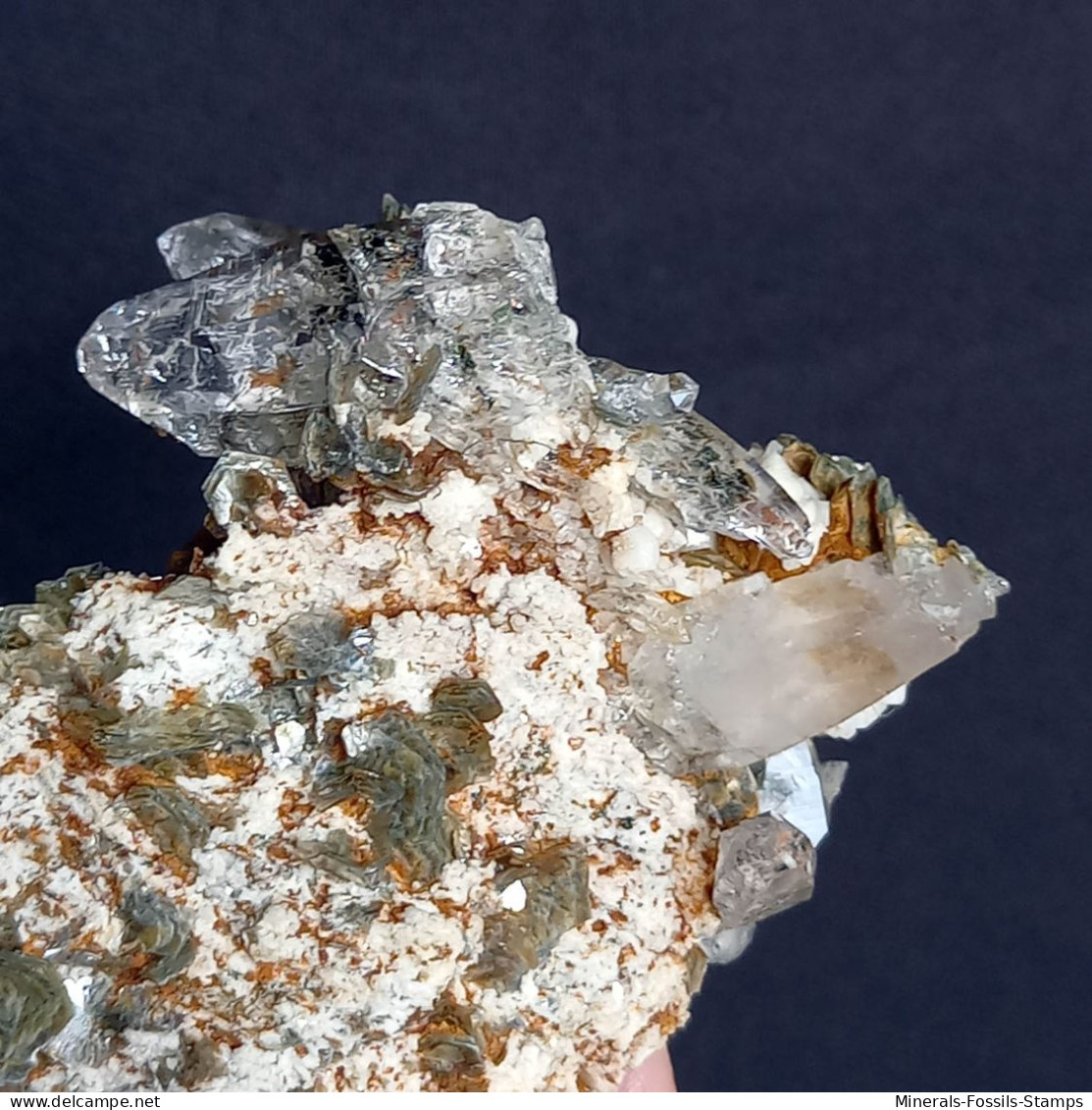 #U15 - Beau QUARTZ Cristaux Avec Muscovite (Val Bedretto, Suisse) - Minéraux