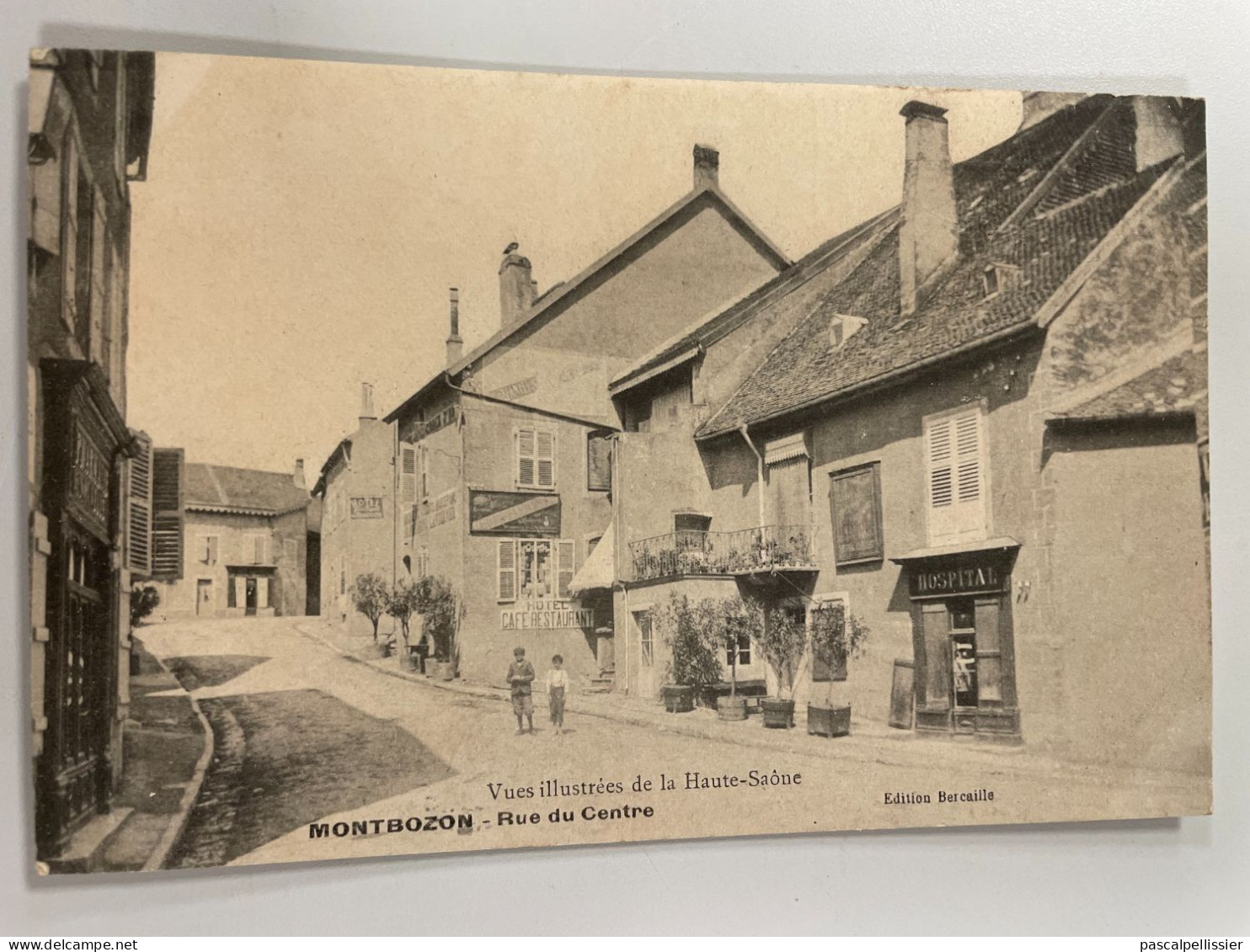 CPA - 70 - MONTBOZON - Rue Du Centre - Animée - TBE - Montbozon