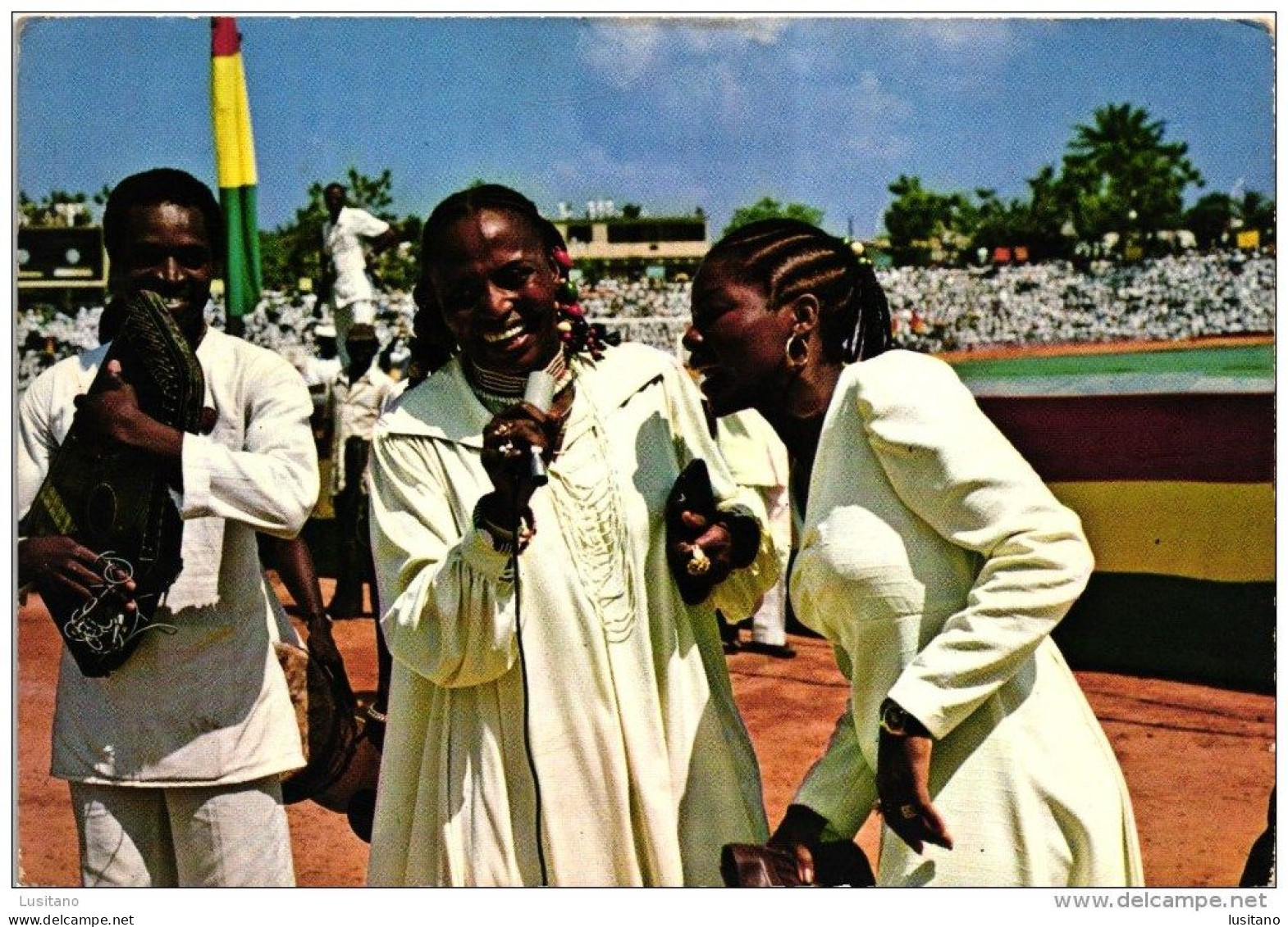 GUINEE CONACRY DEFILE DU 22/11/75 MYRIAM MAKEBE ET LETA M'BULU (2 SCANS) - Guinée Française