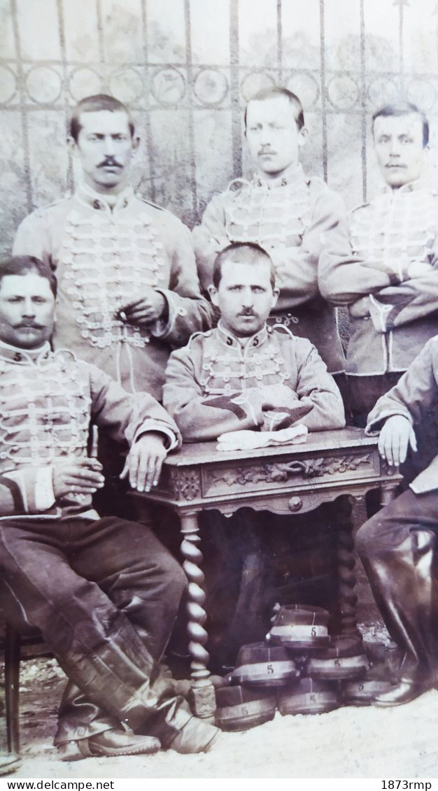 5 EME HUSSARDS, PHOTO DE GROUPE ANNEES 1880, TENUES, SHAKO ET SABRES 15 X 25 Cm - Documenti